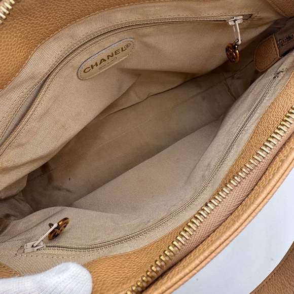 CHANEL Caviar LAX Tote - Picture 13 of 15